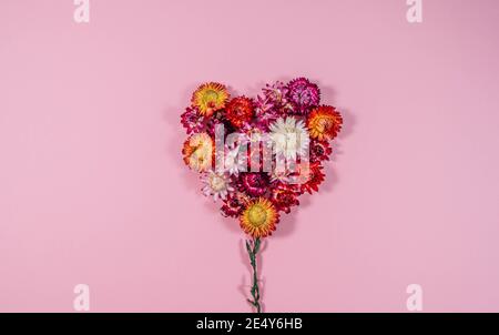 Fiore a forma di cuore fatto di petali rossi di rosa. Minimo amore sfondo. Fiore  di primavera concetto Foto stock - Alamy