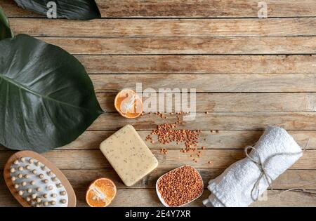 Still Life con accessori da bagno naturali e biologici vista dall'alto. Cosmetici biologici e concetto di bellezza. Foto Stock