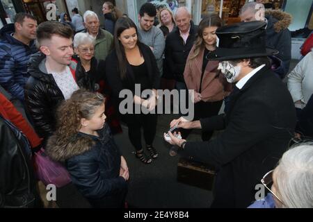 Tamfest Ayr, Ayrshire, Scozia, Regno Unito 29 Ott 2017. Il più importante festival di Halloween per la famiglia dell'Ayrshire. Radicato nel patrimonio e ispirato dal poema apocrifico Tam o’ Shanter di Robert Burns, Tamfest è un festival diverso da qualsiasi altro! Ogni anno viene scelta una linea dal poema epico come sottotema per mantenere il festival fresco e offrire nuove informazioni sui personaggi ed esplorare la storia del Tam o’ Shanter. Michael Neto esegue acrobazie di magia e carte Foto Stock