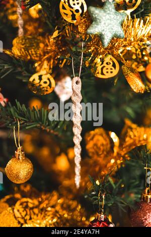 Belle decorazioni d'oro dell'albero di natale, coperchio della scheda di natale, arredamento accogliente casa, stagione del festival invernale Foto Stock