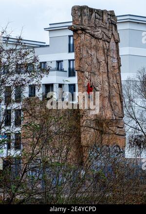 Parete di arrampicata all'estremità settentrionale del Mauerpark, Prenzlauer Berg, Berlino. È gestito dal Club Alpino tedesco. Parete esterna di Bouldering Foto Stock