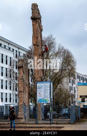 Parete di arrampicata all'estremità settentrionale del Mauerpark, Prenzlauer Berg, Berlino. È gestito dal Club Alpino tedesco. Parete esterna di Bouldering Foto Stock