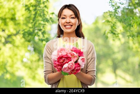 Felice donna asiatica con il mazzo di fiori Foto Stock