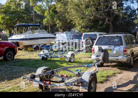 L'area di parcheggio del palm Beach Sydney designata come council è riservata solo a questi ospiti Con i rimorchi della barca, Sydney, Australia assiste i proprietari per lanciare le loro barche Foto Stock