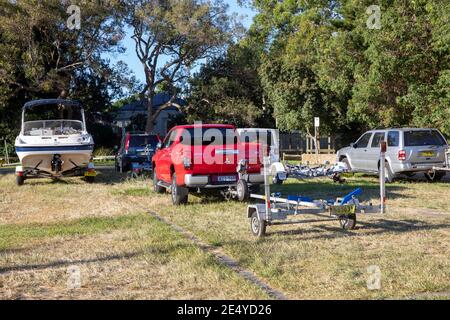 L'area di parcheggio del palm Beach Sydney designata come council è riservata solo a questi ospiti Con i rimorchi della barca, Sydney, Australia assiste i proprietari per lanciare le loro barche Foto Stock