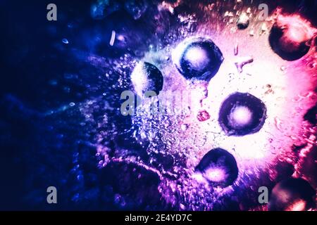 Bellissima goccia magica astratta su un motivo di sfondo blu, rosa chiaro per il design. Foto Stock