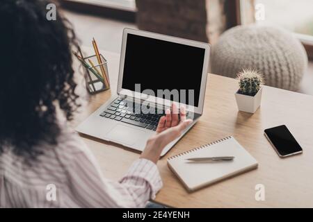 Foto ritratto indietro dorso posteriore vista di donna con rialzato lavoro a mano su un computer portatile con spazio vuoto all'interno Foto Stock