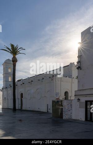 Conil de la Frontera, Spagna - 17 gennaio 2021: Vista della Chiesa di Santa Catalina e piazza di Conil de la Frontera Foto Stock