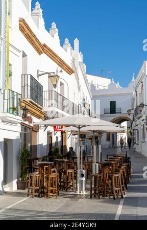 Conil de la Frontera, Spagna - 17 gennaio 2021: Ristorante in Piazza Santa Catalina nel centro storico di Conil de la Frontera Foto Stock