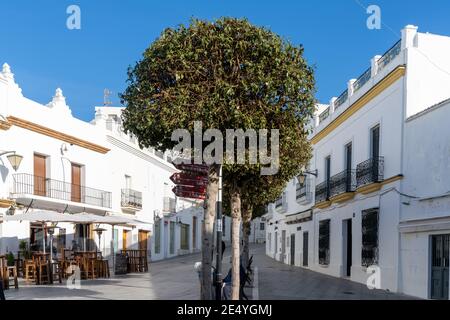 Conil de la Frontera, Spagna - 17 gennaio 2021: Piazza Santa Catalina nel centro storico di Conil de la Frontera Foto Stock