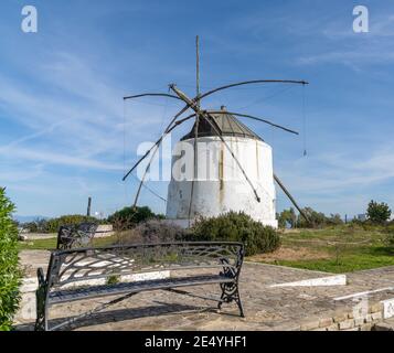 Vejer de la Frontera, Spagna - 17 gennaio 2021: I mulini a vento di San Jose nella storica Vejer de la Frontera in Andalusia Foto Stock