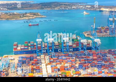 Enorme nave da carico CMA per il trasporto di container in porto al momento dello scarico. Malta, il Brolli Marsaxlokk, Malta-Freeport. 14 maggio 2019 Foto Stock