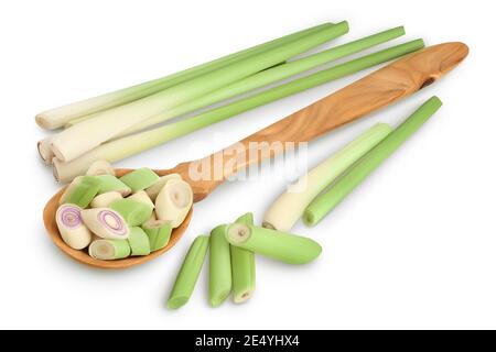 Fette fresche di citronella in cucchiaio di legno isolato su sfondo bianco con tracciato di ritaglio e profondità di campo completa Foto Stock