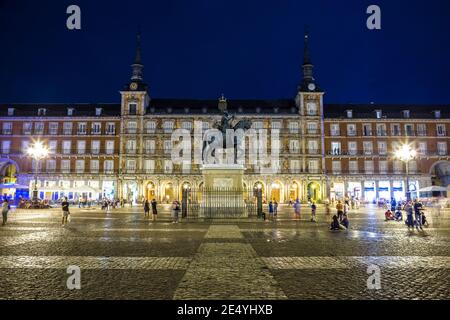 Statua di Filippo III a Plaza Mayor a Madrid in una bella notte estiva, Spagna Foto Stock