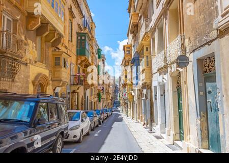 Tipica strada stretta con scale nella città di Valetta sull'isola di Malta. 15 maggio 2019 Foto Stock