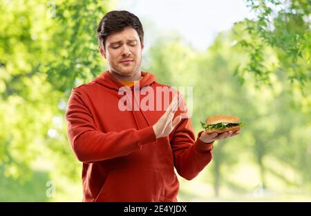 Giovane uomo rifiuta da hamburger Foto Stock