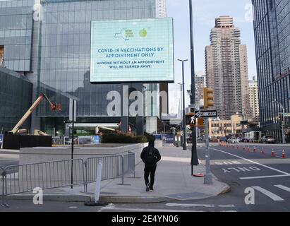 New York, Stati Uniti. 25 Gennaio 2021. New York City, USA, 25 gennaio 2021: Le vaccinazioni COVID-19 continuano ad essere somministrate al Jacob K. Javits Convention Center di New York City lunedì 25 gennaio 2021. Lo Stato di New York prevede che riceverà più vaccino COVID più avanti questa settimana e ha già somministrato il 88% delle dosi ricevute. Il Javits Convention Center, che è stato un enorme ospedale da campo la scorsa primavera, quando New York City era l'epicentro della pandemia, ora funge da enorme centro di distribuzione dei vaccini. Foto di John Angelillo/UPI Credit: UPI/Alamy Live News Foto Stock