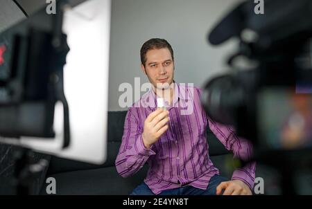 Uomo che fa video blog sulla pelle. Concetto vlog. Foto Stock