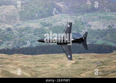 RAF Hawk T2 velivolo di addestramento su un volo di basso livello nella zona del circuito di mach del Galles, Regno Unito. Foto Stock