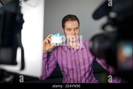 Uomo che fa video blog sulla pelle. Concetto vlog. Foto Stock