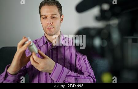 Uomo che fa video blog sulla pelle. Concetto vlog. Foto Stock