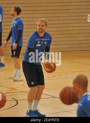 calciatore professionista ksc che gioca a basket Karlsruher SC Zweitliga-Profi Philipp Basketball Hofmann Foto Stock