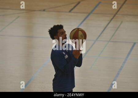 calciatore professionista ksc che gioca a basket Karlsruher SC Zweitliga-Profi Xavier Amaechi spielt Basket Foto Stock