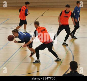 calciatore professionista ksc che gioca a basket Karlsruher SC Zweitliga-Profis Spielen Basketball Foto Stock