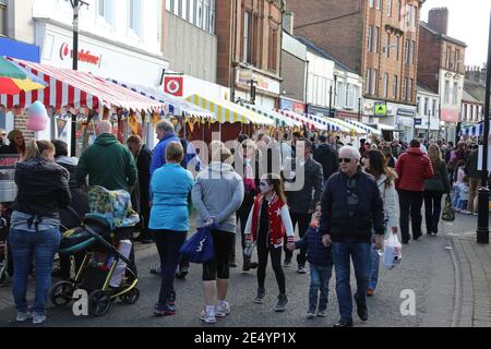 Tamfest Ayr, Ayrshire, Scozia, Regno Unito 29 Ott 2017. Il più importante festival di Halloween per la famiglia dell'Ayrshire. Radicato nel patrimonio e ispirato dal poema apocrifico Tam o’ Shanter di Robert Burns, Tamfest è un festival diverso da qualsiasi altro! Ogni anno viene scelta una linea dal poema epico come sottotema per mantenere il festival fresco e offrire nuove informazioni sui personaggi ed esplorare la storia del Tam o’ Shanter. La band Fushion gioca dal vivo Foto Stock