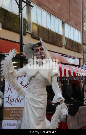 Tamfest Ayr, Ayrshire, Scozia, Regno Unito 29 Ott 2017. Il più importante festival di Halloween per la famiglia dell'Ayrshire. Radicato nel patrimonio e ispirato dal poema apocrifico Tam o’ Shanter di Robert Burns, Tamfest è un festival diverso da qualsiasi altro! Ogni anno viene scelta una linea dal poema epico come sottotema per mantenere il festival fresco e offrire nuove informazioni sui personaggi ed esplorare la storia del Tam o’ Shanter. La band Fushion gioca dal vivo Foto Stock