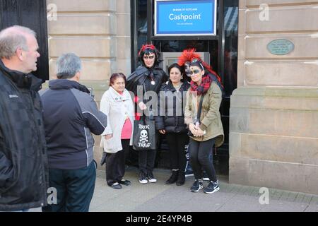 Tamfest Ayr, Ayrshire, Scozia, Regno Unito 29 Ott 2017. Il più importante festival di Halloween per la famiglia dell'Ayrshire. Radicato nel patrimonio e ispirato dal poema apocrifico Tam o’ Shanter di Robert Burns, Tamfest è un festival diverso da qualsiasi altro! Ogni anno viene scelta una linea dal poema epico come sottotema per mantenere il festival fresco e offrire nuove informazioni sui personaggi ed esplorare la storia del Tam o’ Shanter. La band Fushion gioca dal vivo Foto Stock