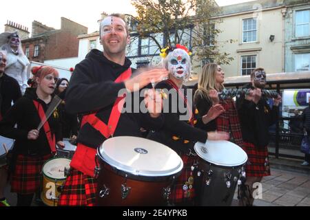 Tamfest Ayr, Ayrshire, Scozia, Regno Unito 29 Ott 2017. Il più importante festival di Halloween per la famiglia dell'Ayrshire. Radicato nel patrimonio e ispirato dal poema apocrifico Tam o’ Shanter di Robert Burns, Tamfest è un festival diverso da qualsiasi altro! Ogni anno viene scelta una linea dal poema epico come sottotema per mantenere il festival fresco e offrire nuove informazioni sui personaggi ed esplorare la storia del Tam o’ Shanter. La band Fushion gioca dal vivo Foto Stock