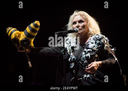 Debbie Harry of Blondie si esibisce dal vivo sul palco dell'O2 Academy Brixton di Londra. Foto Stock