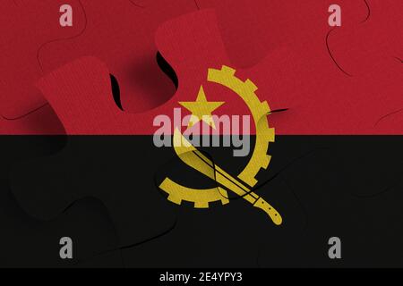 Composizione del concetto di crisi e integrazione di a. BANDIERA ANGOLA PAESE DIPINTO SU RENDERING PUZZLE 3D Foto Stock