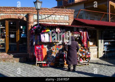 Mtskheta, Georgia - 23 gennaio 2021: Mercato di souvenir all'aperto e donna in strada Foto Stock