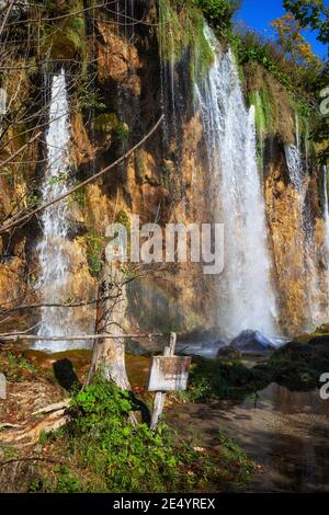 Cascata Mali Prstavac nel Parco Nazionale dei Laghi di Plitvice, Croazia Foto Stock