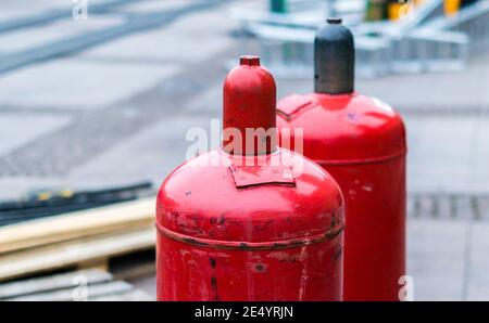 Grandi bottiglie di gas propano presso la stazione di ricarica Foto Stock