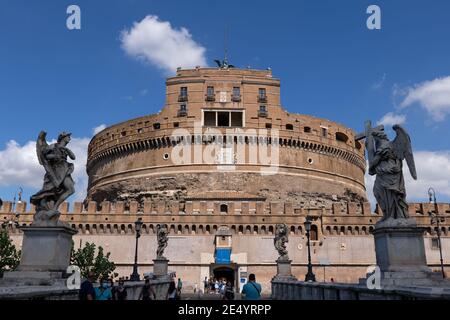 Città di Roma in Italia, Castel Sant Angelo, Mausoleo di Adriano e sculture di angeli sul Ponte Sant'Angelo Foto Stock