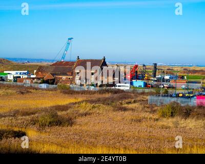 Grade 2 elencato Marsh Farm House, una volta isolato sulla palude Warrenby, ora circondato da industria Foto Stock