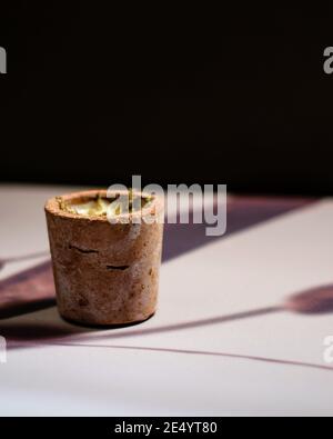 Zuppa di tartufo in una piccola ciotola rustica in un ristorante Foto Stock