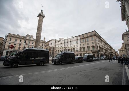 Roma, Italia. 25 gennaio 2021. Presenza della polizia pesante fuori dal Palazzo Chigi, residenza ufficiale del primo Ministro italiano. Roma, 25/01/2021. Oggi, una manifestazione nazionale in Piazza del Popolo per evidenziare la drammatica situazione dell'industria alberghiera in Italia durante la cosiddetta "seconda ondata" della pandemia Covid-19/Coronavirus, per invitare il Governo ad agire per investimenti immediati, aiuti (Ristori) e politiche per salvare la propria industria. Credit: LSF Photo/Alamy Live News Foto Stock