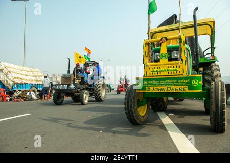 Un gruppo di trattori guida verso la Delhi-Meerut Expressway durante la dimostrazione. Gli agricoltori sono tutti in grado di effettuare un trattore marcia il giorno della Repubblica di Martedì. Domenica l'Unione degli agricoltori ha raggiunto un accordo con la polizia di Delhi per condurre la marcia del trattore in modo pacifico, gli agricoltori protestando ai confini di Delhi contro le leggi agricole del Centro. Foto Stock