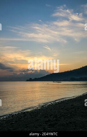 Panorami della spiaggia e dell'oceano all'alba. Amed, Karangasem Regency, Bali, Indonesia. Foto Stock