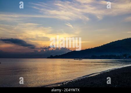Panorami della spiaggia e dell'oceano all'alba. Amed, Karangasem Regency, Bali, Indonesia. Foto Stock