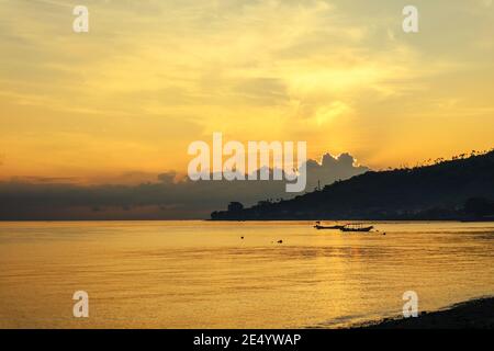 Panorami della spiaggia e dell'oceano all'alba. Amed, Karangasem Regency, Bali, Indonesia. Foto Stock
