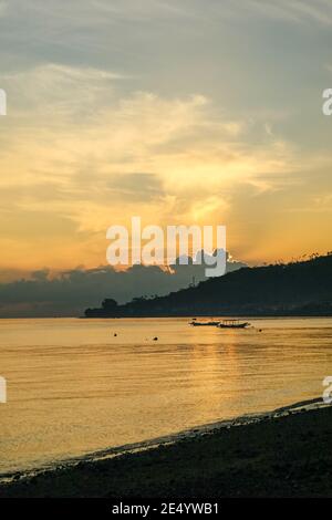 Panorami della spiaggia e dell'oceano all'alba. Amed, Karangasem Regency, Bali, Indonesia. Foto Stock
