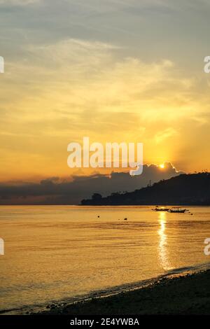 Panorami della spiaggia e dell'oceano all'alba. Amed, Karangasem Regency, Bali, Indonesia. Foto Stock