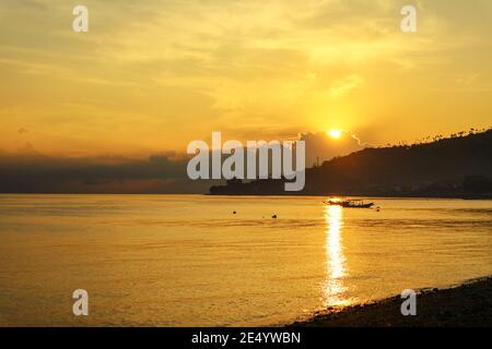 Panorami della spiaggia e dell'oceano all'alba. Amed, Karangasem Regency, Bali, Indonesia. Foto Stock