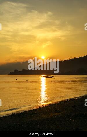 Panorami della spiaggia e dell'oceano all'alba. Amed, Karangasem Regency, Bali, Indonesia. Foto Stock