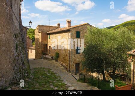 Edifici storici residenziali nel borgo medievale di San Lorenzo a Merse vicino a Monticiano in provincia di Siena, Toscana, Italia Foto Stock